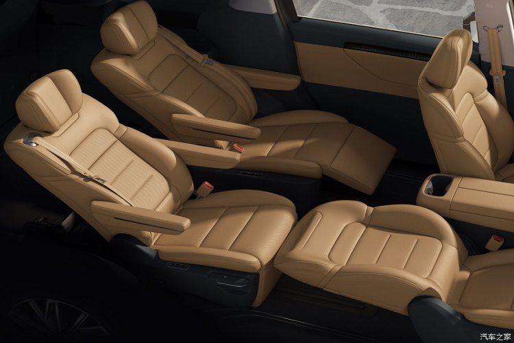 Đường thắt lưng chữ “Z” bên hông xe GAC Trumpchi E8 chạy dọc thân xe, các đường nét trên thân xe đơn giản, mượt mà nhưng đầy sự năng động và mang lại cảm giác phân cấp mạnh mẽ. Toàn bộ chiếc xe sử dụng thiết kế cửa sổ bao quanh 270 độ kết nối từ ba phía, rất dễ nhận biết và cho phép hành khách phía sau có tầm nhìn rộng.