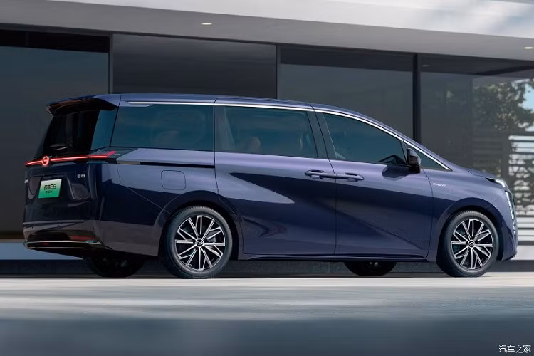 GAC Trumpchi E8 sử dụng mâm đa chấu kích thước lớn, các nan hình lưỡi dao trông rất sắc sảo, tôn lên vẻ hào nhoáng cho tổng thể xe. Đèn hậu được đặt tên là Galaxy Gate, thiết kế nhấn mạnh vào sự mềm mại, nhẹ nhàng. Đèn hậu có thiết kế xuyên suốt và kéo dài đến ray bên của xe, tích hợp hoàn hảo với thành bên của thân xe.