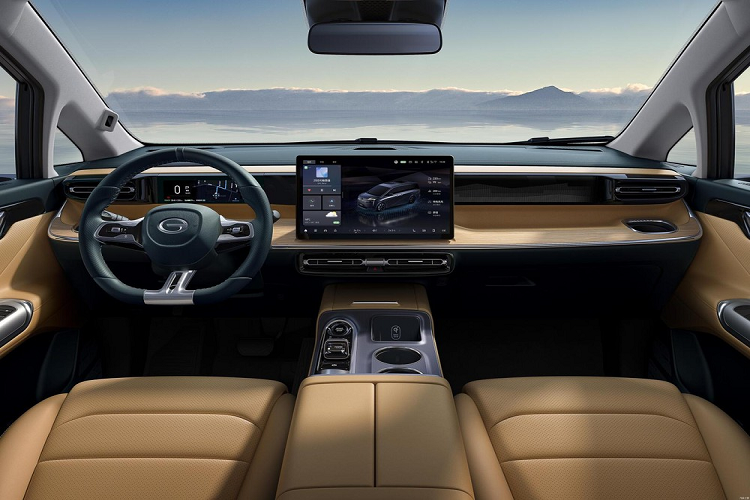 Điều đáng nói là mẫu xe GAC Trumpchi E8 của Trung Quốc không sử dụng lẫy chuyển số dạng cột của các mẫu MPV thông thường mà là dạng lẫy chuyển số dạng nút mới. Giá đỡ cốc đôi ở phía sau và giá đỡ cốc phía trước có khe cắm điện thoại di động sạc không dây giúp mọi thứ trở nên thiết thực cho người lái và hành khách.