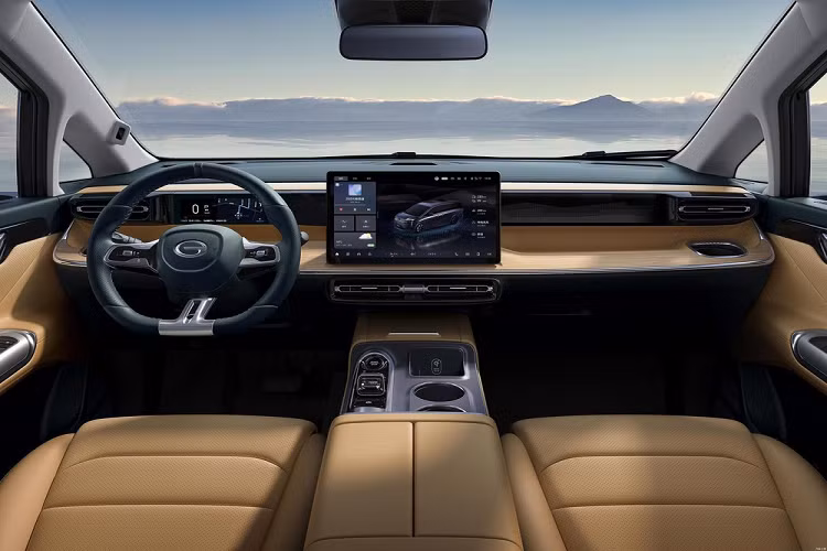 Điều đáng nói là mẫu xe GAC Trumpchi E8 của Trung Quốc không sử dụng lẫy chuyển số dạng cột của các mẫu MPV thông thường mà là dạng lẫy chuyển số dạng nút mới. Giá đỡ cốc đôi ở phía sau và giá đỡ cốc phía trước có khe cắm điện thoại di động sạc không dây giúp mọi thứ trở nên thiết thực cho người lái và hành khách.