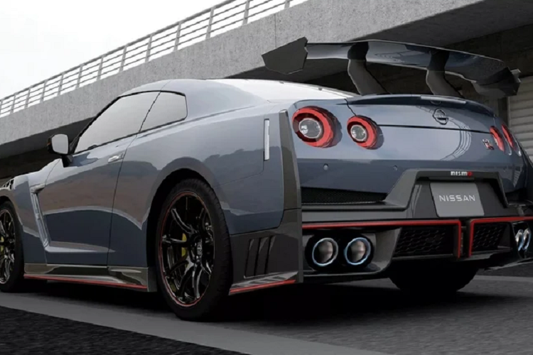 Nissan GT-R 2024 sẽ có mặt trên các đại lý ngay trong đầu năm nay, trong khi đó, phiên bản NISMO sẽ xuất hiện từ giữa năm. Hiện nhà sản xuất chưa công bố giá bán chính thức của mẫu xe này.