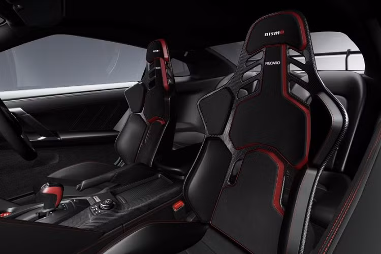 Ở đuôi xe, cản sau có thiết kế cứng cáp hơn, sự thay đổi lớn nhất ở khu vực này đến từ bộ cánh gió góc cạnh và nghiêng nhiều hơn so với phiên bản cũ. Bản hiệu năng cao GT-R Nismo sở hữu cánh gió lớn hơn, thiết kế dạng cổ thiên nga. Ngoài ra, Nissan còn thiết kế lại bộ bodykit khí động học bằng sợi carbon ở 2 bên thân xe và cản sau.