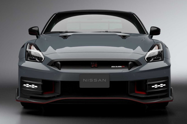 Về ngoại hình, Nissan GT-R 2024 mới sở hữu thiết kế cứng cáp và thể thao hơn phiên bản tiền nhiệm. Khu vực “mặt tiền” được thiết kế lại với lưới tản nhiệt nhỏ hơn nhằm tối ưu hóa khả năng làm mát và khí động học. Đèn sương mù LED họa tiết hình tổ ong là điểm nhấn độc đáo ở phía đầu xe.