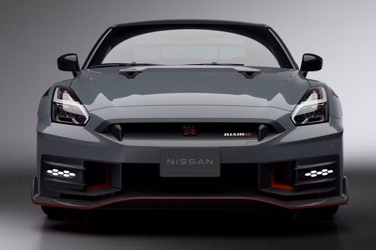 Về ngoại hình, Nissan GT-R 2024 mới sở hữu thiết kế cứng cáp và thể thao hơn phiên bản tiền nhiệm. Khu vực “mặt tiền” được thiết kế lại với lưới tản nhiệt nhỏ hơn nhằm tối ưu hóa khả năng làm mát và khí động học. Đèn sương mù LED họa tiết hình tổ ong là điểm nhấn độc đáo ở phía đầu xe.
