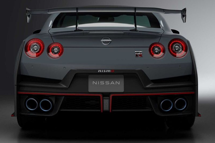 Bên trong, khoang lái của Nissan GT-R 2024 vẫn giữ nguyên thiết kế như trên phiên bản tiền nhiệm. Phiên bản NISMO được trang bị bộ ghế đua Recaro bằng sợi carbon, chú trọng hơn đến độ thoải mái khi sử dụng cũng như tối ưu cảm giác lái trên đường đua.