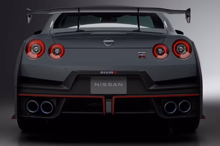 Bên trong, khoang lái của Nissan GT-R 2024 vẫn giữ nguyên thiết kế như trên phiên bản tiền nhiệm. Phiên bản NISMO được trang bị bộ ghế đua Recaro bằng sợi carbon, chú trọng hơn đến độ thoải mái khi sử dụng cũng như tối ưu cảm giác lái trên đường đua.