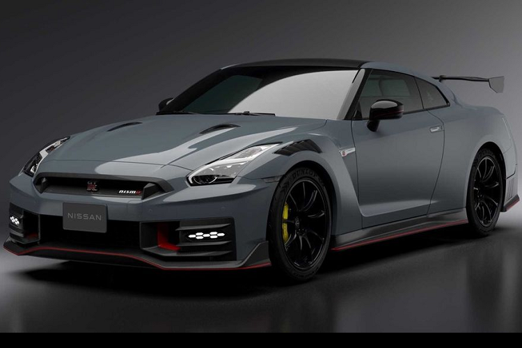 Mới đây, Nissan đã tung ra bản cập nhật thứ 9 dành cho mẫu xe này với nhiều cải tiến về ngoại thất. Không chỉ vậy, bên cạnh 2 phiên bản Nissan GT-R và GT-R NISMO, hãng xe Nhật Bản còn giới thiệu biến thể đặc biệt GT-R Premium Edition T-Spec và GT-R NISMO Special Edition.