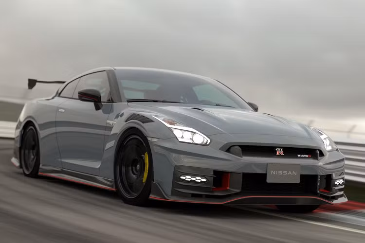 Sức mạnh được truyền đến bánh xe thông qua hộp số ly hợp kép 6 cấp và hệ dẫn động AWD. Thêm vào đó, xe được bổ sung bộ vi-sai hạn chế trượt và tinh chỉnh lại hệ thống treo nhằm đem lại trải nghiệm vận hành ổn định hơn, ngay cả trên những góc cua hẹp hay ở dải tốc độ cao.