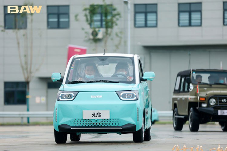 Sau khi giảm trực tiếp 5.000 nhân dân tệ, tương đương 16,9 triệu đồng cho các mẫu xe Yuanbao sản xuất vào năm 2022 vào ngày 28/3 vừa qua, BAW (Beijing Automobile Works) đã cho ra mắt thành viên mới của gia đình Yuanbao - mẫu xe BAW Yuanbao phiên bản 2023, với giá bán vô cùng hấp dẫn.