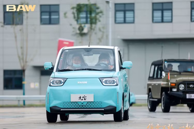 Sau khi giảm trực tiếp 5.000 nhân dân tệ, tương đương 16,9 triệu đồng cho các mẫu xe Yuanbao sản xuất vào năm 2022 vào ngày 28/3 vừa qua, BAW (Beijing Automobile Works) đã cho ra mắt thành viên mới của gia đình Yuanbao - mẫu xe BAW Yuanbao phiên bản 2023, với giá bán vô cùng hấp dẫn.