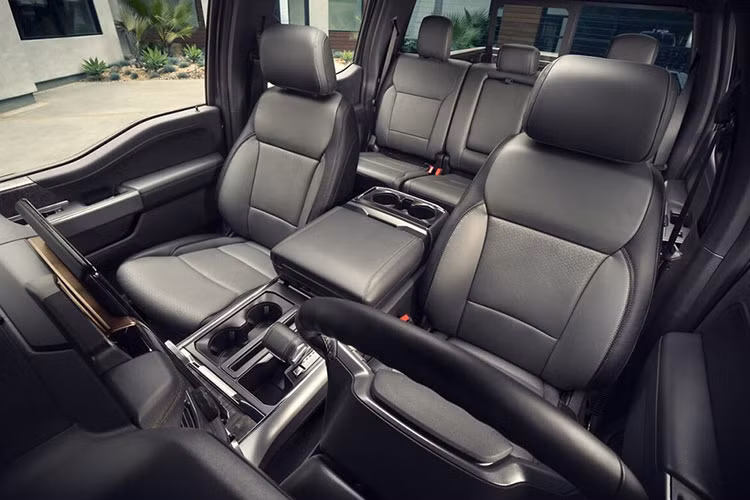 Mặc dù cả 4 phiên bản của F-150 Lightning đều tăng giá nhưng mức tăng ở 3 phiên bản còn lại không cao như bản tiêu chuẩn. Cụ thể, giá của biến thể XLT hoàn toàn không thay đổi kể từ tháng 12, trong khi bản Lariat hiện chỉ cao hơn 1.500 USD (35 triệu đồng) so với thời điểm đó.