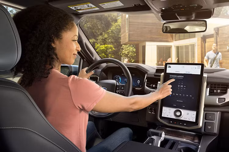 So với lần tăng giá gần nhất (tháng 12/2022), giá bán của xe cũng cao hơn 4.000 USD (92 triệu đồng). Tuy nhiên, kể cả khi chấp nhận bỏ ra 60.000 USD, khách hàng cũng không thể đặt mua Ford F-150 Lightning do xe hiện đã tạm ngưng bán.