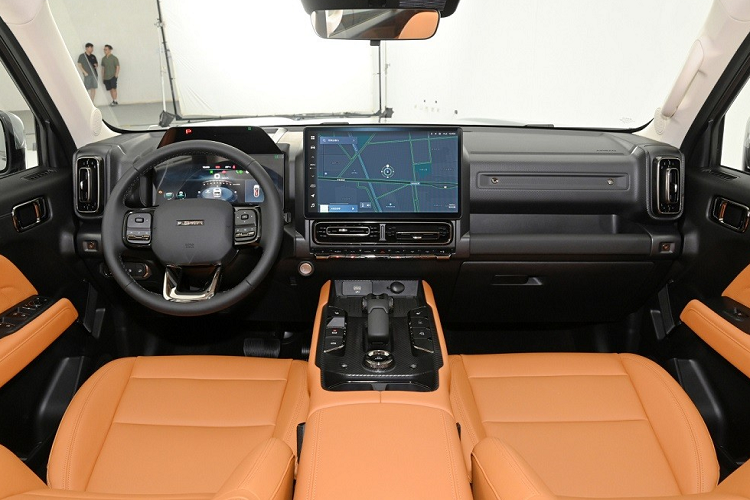 Haval Raptor của Trung Quốc sở hữu phong cách thiết kế khá cứng cáp và vuông vức, tương tự một số đàn anh cùng thương hiệu Haval như H5. Xe được trang bị lưới tản nhiệt với những nan nằm ngang, đèn pha hình tròn bao quanh bằng dải đèn LED định vị ban ngày bao quanh, vành hợp kim 5 chấu khỏe khoắn, tấm ốp gầm trước/sau màu bạc, baga nóc nổi bật và lốp dự phòng nằm trên cửa cốp sau. Do đó, cửa cốp sau của xe sẽ mở sang ngang thay vì mở lên trên, một đặc điểm thường thấy ở xe off-road.