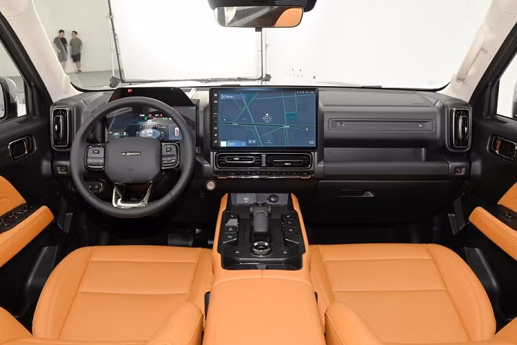 Haval Raptor của Trung Quốc sở hữu phong cách thiết kế khá cứng cáp và vuông vức, tương tự một số đàn anh cùng thương hiệu Haval như H5. Xe được trang bị lưới tản nhiệt với những nan nằm ngang, đèn pha hình tròn bao quanh bằng dải đèn LED định vị ban ngày bao quanh, vành hợp kim 5 chấu khỏe khoắn, tấm ốp gầm trước/sau màu bạc, baga nóc nổi bật và lốp dự phòng nằm trên cửa cốp sau. Do đó, cửa cốp sau của xe sẽ mở sang ngang thay vì mở lên trên, một đặc điểm thường thấy ở xe off-road.