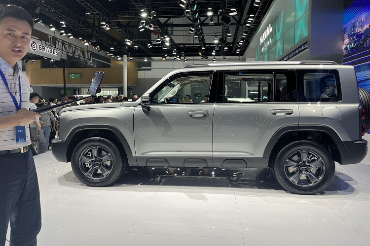 Tại thị trường Trung Quốc, mẫu SUV Haval Raptor được định vị là xe việt dã hạng nhẹ. Kích thước của xe chỉ như SUV hạng C với chiều dài 4.800 mm, chiều rộng 1.916 mm, chiều cao 1.822 mm và chiều dài cơ sở 2.738 mm. Bên cạnh đó là góc tiếp cận 24 độ, góc thoát 30 độ, chiều cao gầm 170 mm (đủ tải) hoặc 200 mm (không tải) và khả năng lội nước sâu 560 mm.