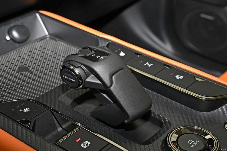 Bên trong xe, Haval Raptor được trang bị nội thất 2 hàng ghế với 5 chỗ ngồi. Nội thất của xe được bọc da màu cam, tương phản với những khu vực màu đen còn lại. Điểm nhấn bên trong xe nằm ở vô lăng 3 chấu to bản, tích hợp phím chức năng, bảng đồng hồ kỹ thuật số và màn hình cảm ứng trung tâm cỡ lớn. Là xe off-road nên Haval Raptor vẫn giữ lại một số nút bấm cơ học trong xe để dễ sử dụng hơn.