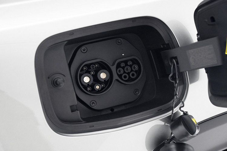  Ngoài ra, Haval Raptor còn tương thích với bộ sạc nhanh 41 kW và có tính năng sạc thiết bị điện bên ngoài (V2L) với công suất sạc 3,3 kW. Bên cạnh đó là hệ dẫn động 4 bánh, hệ thống điều hướng mô-men xoắn thông minh iTVC, khóa vi sai cầu sau và 7 chế độ lái. Cuối cùng là 11 cảm biến, hỗ trợ những tính năng an toàn như hệ thống kiểm soát hành trình thích ứng voi giữ làn đường. Mức giá xe Haval Raptor 2024 là từ 160.000 - 190.000 Nhân dân tệ (khoảng 528 - 627 triệu đồng).