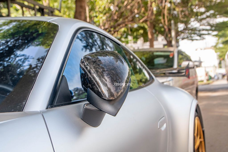 Khoang lái Porsche 911 Carrera được trang bị vô lăng 3 chấu bọc da với logo Porsche nổi bật ở chính giữa. Phía sau vô lăng là đồng hồ hiển thị đầy đủ thông số cần thiết, dễ quan sát. Trên Porsche 911 Carrera, toàn bộ ghế được bọc da chế tác thủ công, chất liệu da cao cấp kết hợp với từng đường khâu tay tỉ mỉ tạo ra những chiếc ghế thoải mái và êm ái cho tất cả hành khách.