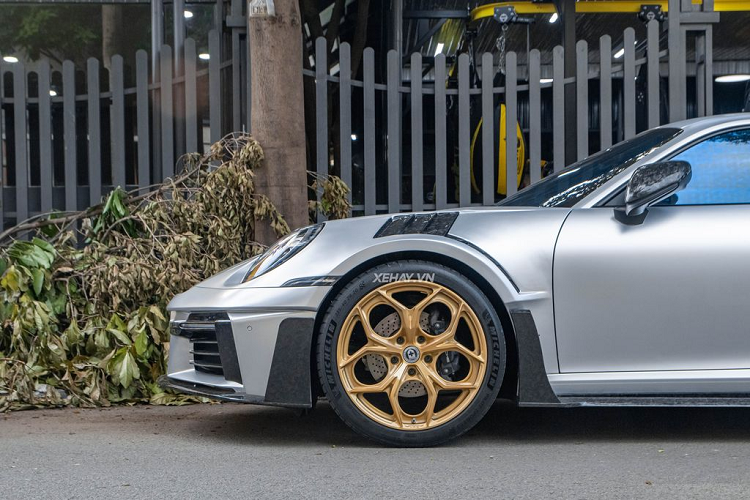 Một số tiện nghi đáng chú ý trên Porsche 911 Carrera có: điều hòa tự động hai vùng độc lập làm mát siêu nhanh, bộ lọc không khí với khả năng khử mùi giúp duy trì không gian mát mẻ, trong lành cho cabin, các cửa gió điều hòa cũng được bố trí thông minh giúp lưu thông không khí, làm mát hiệu quả hơn.