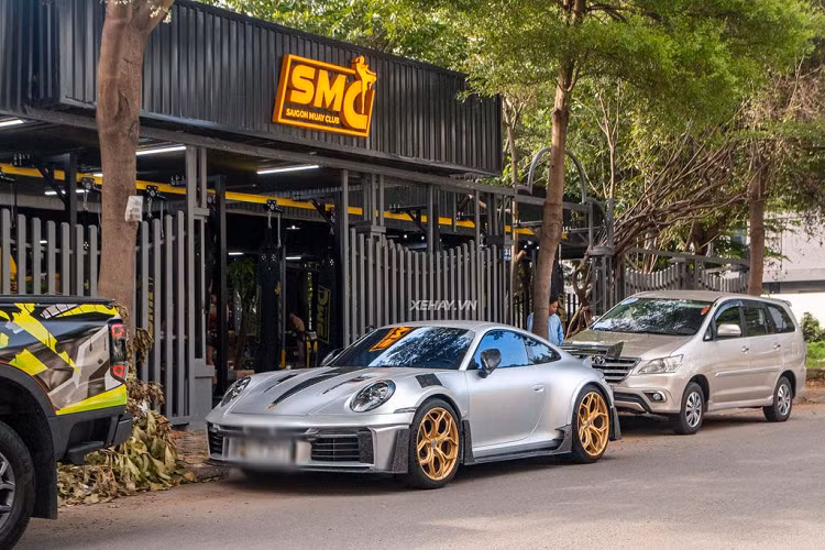 Số lượng mẫu xe này được bán ra cả thông qua đơn vị chính hãng và tư nhân đều nhiều hơn so với với các đời trước đó. Hiện tại, Việt Nam có không ít phiên bản của Porsche 911. Và trong số đó đáng chú ý có một chiếc Porsche 911 Carrera đầu tiên độ MIW Design tại Đông Nam Á.