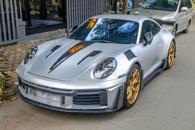 Qua hàng chục năm, sức hấp dẫn của Porsche 911 vẫn không thay đổi. Đây vẫn là mẫu xe mà bạn có thể lái đi chợ và lái vào trường đua trong cùng một ngày. Tại thị trường Việt Nam Porsche 911 đời 992 nhận được rất nhiều sự quan tâm của giới chơi xe.