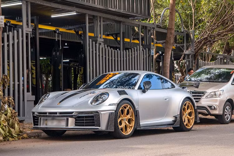 Được biết, bộ bodykit trên chiếc Porsche 911 (922) Carrera này trị giá gần 1 tỷ đồng. Body mới cũng là dạng mở rộng widebody với nhiều chi tiết trên xe được làm lại từ vật liệu forged carbon (carbon đúc) như cản trước/sau, ốp lườn 2 bên thân xe, tai gương, cánh gió, nắp capo đều là carbon đúc nguyên khối. Theo tìm hiểu, chủ sở hữu của siêu phẩm trong bài đã tháo carbon fiber dạng truyền thống chính hãng của Porsche, đổi thành carbon đúc.