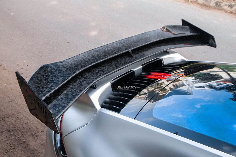 Porsche 911 Carrera thể thao sử dụng động cơ 6 xi lanh, dung tích 2.981 lít, có thể sản sinh ra công suất 385 mã lực ở vòng tua máy 6.500 vòng/phút và mô men xoắn cực đại 450 Nm ở vòng tua máy từ 1.950 - 5.000 vòng/phút.