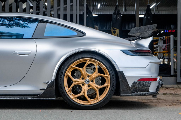 Bên cạnh đó, 911 Carrera được trang bị hệ thống âm thanh vòm kết hợp với màn hình cảm ứng trung tâm chất lượng cao. Xe còn có cả chức năng điều khiển bằng giọng nói.