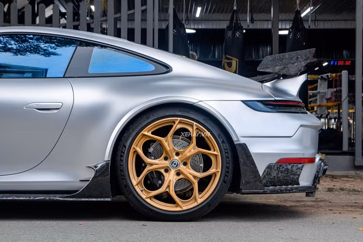 Bên cạnh đó, 911 Carrera được trang bị hệ thống âm thanh vòm kết hợp với màn hình cảm ứng trung tâm chất lượng cao. Xe còn có cả chức năng điều khiển bằng giọng nói.