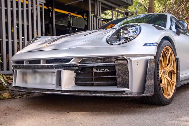 Trước đó, Porsche 911 (922) Carrera độ gói MIW Design đầu tiên tại Đông Nam Á cũng từng được độ cánh gió full carbon fiber của Darwin Pro nhưng hiện giờ đã được tháo ra. Chưa hết, chiếc Porsche 911 Carrera này còn được trang bị hệ thống ổng xả titan từ T-Performance, nhằm mang đến âm thanh uy lực, phấn khích hơn. Mâm xe HRE kích thước 20 inch phía trước và 21 inch phía sau, sơn màu vàng đồng hợp rơ với màu sơn ngoại thất.