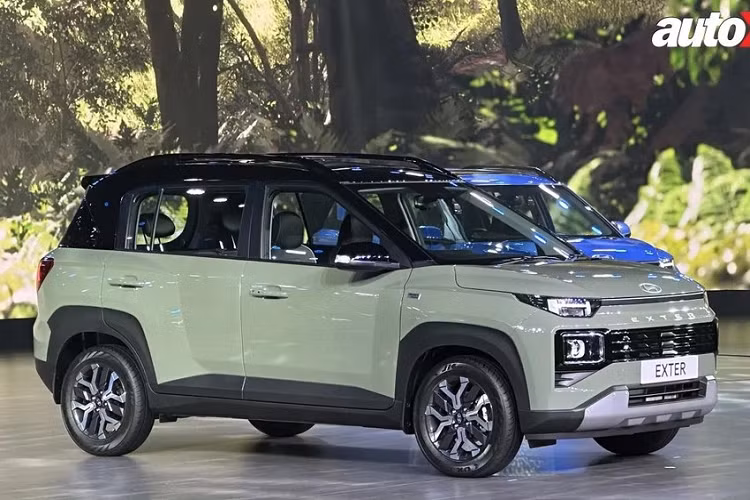 So với Kia Sonet, mẫu xe này ngắn hơn 305 mm, hẹp hơn 80 mm, thấp hơn 11 mm và chiều dài cơ sở kém 50 mm. Bên cạnh đó là chiều cao gầm 185 mm, thấp hơn 20 mm so với Kia Sonet.