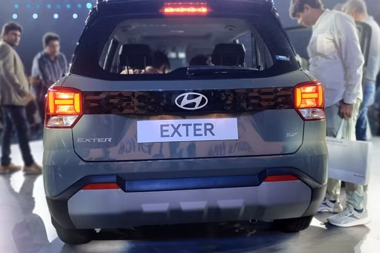 Tương tự các mẫu xe đời mới của thương hiệu Hyundai, Exter cũng được áp dụng ngôn ngữ thiết kế hình học. Do đó, xe sở hữu thiết kế tổng thể nhỏ gọn và khá vuông vức. Ngoài ra, Hyundai Exter 2024 còn có những chi tiết trang trí màu đen chạm trổ hình học trên cột C và cửa cốp sau, tương tự Accent hay Mufasa.
