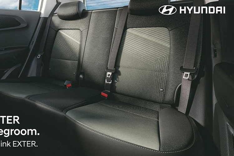 Từ mặt táp-lô, vô lăng 3 chấu tích hợp phím chỉnh âm lượng, màn hình cảm ứng trung tâm, tapi cửa, núm xoay chỉnh điều hòa đến cửa gió điều hòa, tất cả đều dùng chung với Grand i10 phiên bản nâng cấp. Hyundai Exter 2024 được trang bị nội thất 2 hàng ghế với 5 chỗ ngồi.