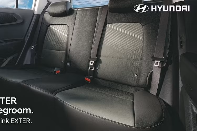 Từ mặt táp-lô, vô lăng 3 chấu tích hợp phím chỉnh âm lượng, màn hình cảm ứng trung tâm, tapi cửa, núm xoay chỉnh điều hòa đến cửa gió điều hòa, tất cả đều dùng chung với Grand i10 phiên bản nâng cấp. Hyundai Exter 2024 được trang bị nội thất 2 hàng ghế với 5 chỗ ngồi.