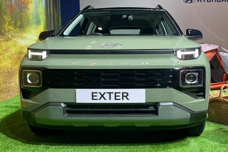 Tiếp đến là hốc bánh mở rộng, dải đèn LED định vị ban ngày hình chữ "H" giống Hyundai Santa Fe thế hệ mới sắp ra mắt và cụm đèn pha projector, tự động bật/tắt. Bên trong đèn hậu của xe cũng có tạo hình chữ "H" tương tự.