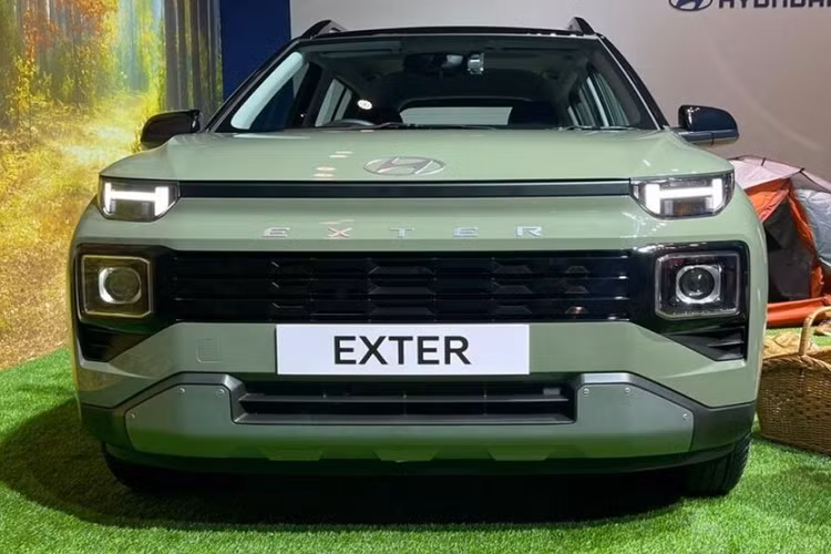 Tiếp đến là hốc bánh mở rộng, dải đèn LED định vị ban ngày hình chữ "H" giống Hyundai Santa Fe thế hệ mới sắp ra mắt và cụm đèn pha projector, tự động bật/tắt. Bên trong đèn hậu của xe cũng có tạo hình chữ "H" tương tự.