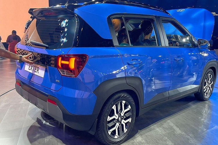 Tuy là mẫu xe thể thao đa dụng nhỏ nhất của thương hiệu Hyundai nhưng Exter vẫn có những chi tiết thiết kế đậm chất SUV như đầu xe thẳng đứng, nẹp màu đen dày dặn bao quanh thân xe, baga nóc và ốp màu bạc bên dưới cản trước/sau.