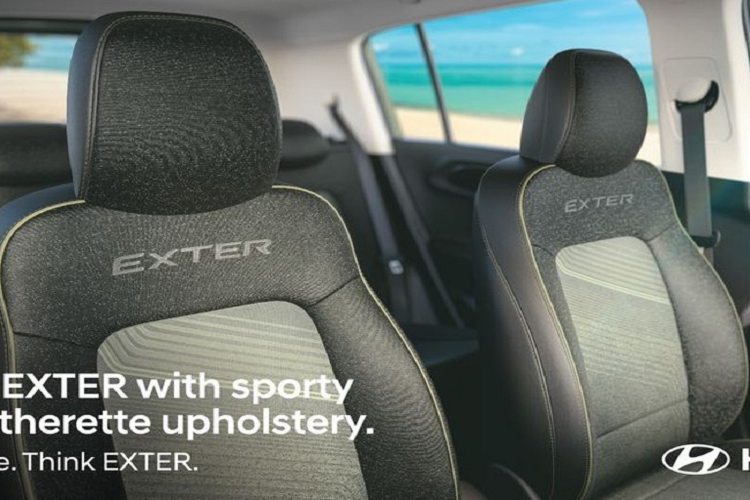 Bản cao cấp của xe dùng ghế bọc bằng chất liệu giả da pha nỉ, thêu dòng chữ "Exter" ở ghế trước. Tựa đầu ghế trước/sau đều có thể chỉnh được trong khi vô lăng của xe là loại chỉnh 2 hướng. Hàng ghế sau của xe không có bệ tì tay trung tâm hay cửa gió điều hòa. 