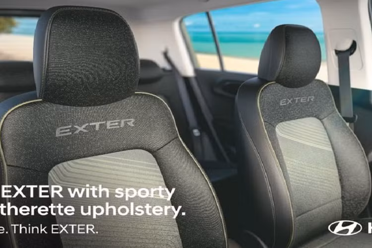 Bản cao cấp của xe dùng ghế bọc bằng chất liệu giả da pha nỉ, thêu dòng chữ "Exter" ở ghế trước. Tựa đầu ghế trước/sau đều có thể chỉnh được trong khi vô lăng của xe là loại chỉnh 2 hướng. Hàng ghế sau của xe không có bệ tì tay trung tâm hay cửa gió điều hòa. 