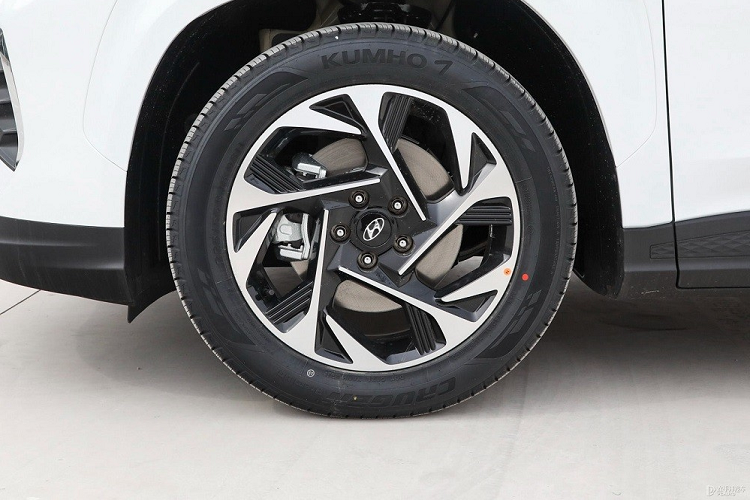 Không chỉ khung gầm mà ngay cả phong cách thiết kế của Tucson cũng được áp dụng cho Hyundai Custo. Có thể thấy rõ sự tương đồng giữa 2 mẫu xe này qua lưới tản nhiệt không viền với đèn pha và tích hợp dải đèn LED định vị ban ngày có thiết kế ẩn Parametric Hidden Lights. Ngay cả cản trước với hốc gió trung tâm kéo dài sang hai bên của Hyundai Custo cũng khá giống với người anh em Tucson.