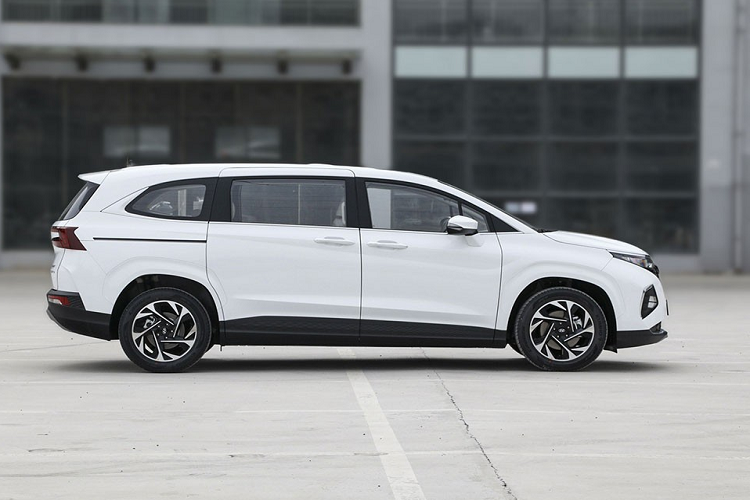 Hyundai Custo là mẫu MPV đã lần đầu tiên trình làng ở thị trường Trung Quốc vào hồi tháng 8/2021. Là sản phẩm của liên doanh Beijing Hyundai, mẫu MPV này hiện mới được bán ở thị trường Trung Quốc và Đài Loan. Việt Nam sẽ là thị trường thứ ba trên thế giới đón nhận Hyundai Custo.