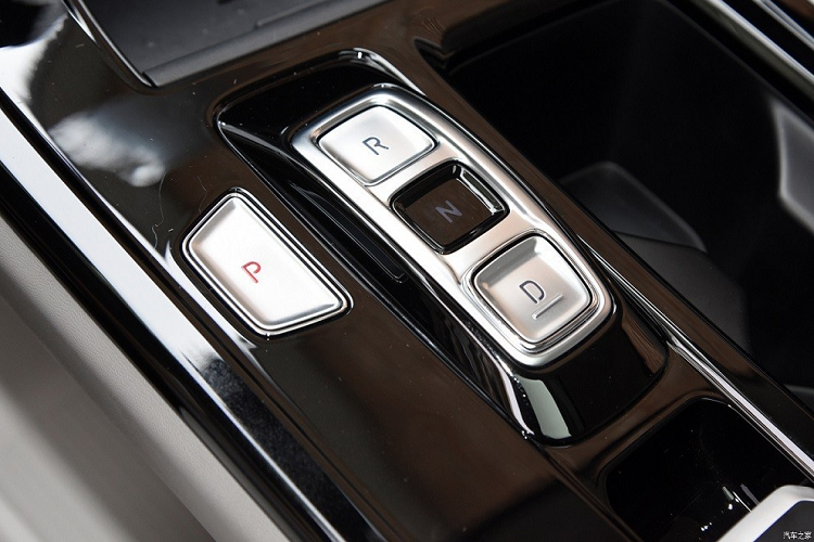 Tương tự ngoại thất, nội thất của Hyundai Custo cũng được thiết kế khá giống với Tucson. Những chi tiết như vô lăng và và nút bấm chuyển số trên cụm điều khiển trung tâm của mẫu MPV này đều gợi liên tưởng đến Hyundai Tucson.