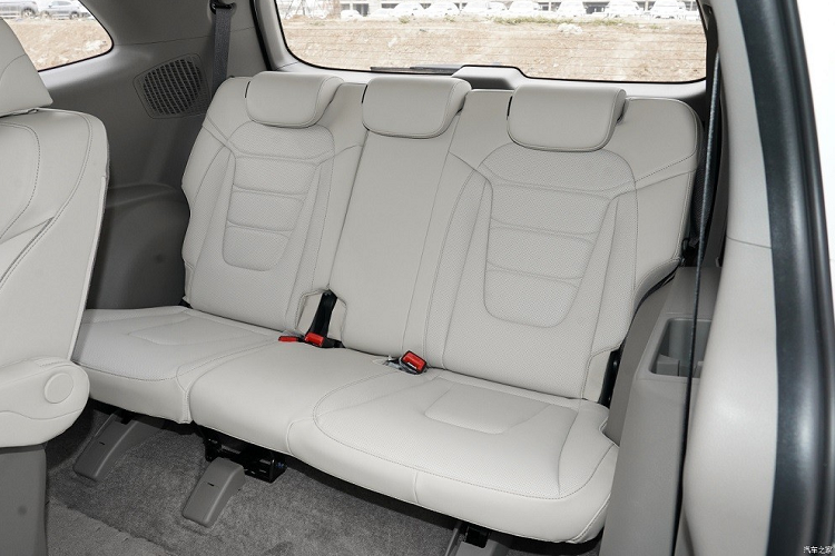 Bên trong mẫu MPV này là không gian nội thất với 2 cấu hình 2+3+2 (7 chỗ) hoặc 2+2+2 (6 chỗ). Với cấu hình 6 chỗ, xe sẽ được trang bị 2 ghế thương gia ở hàng ghế giữa, giống Hyundai Stargazer đang bán tại Việt Nam.