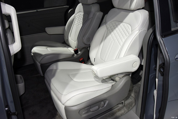 Những chi tiết thiết kế đáng chú ý khác của mẫu MPV này nằm ở ốp gầm giả màu bạc bên dưới cản trước/sau, cửa lùa chỉnh điện bên sườn và vành hợp kim 18 inch 5 chấu kép phay xước 2 màu. Bên cạnh đó là nẹp mạ crôm trang trí ở cột D, đèn hậu hình chữ "C" nối liền với nhau bằng dải đèn LED nằm vắt ngang đuôi xe và cửa cốp chỉnh điện rảnh tay.