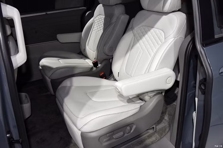 Những chi tiết thiết kế đáng chú ý khác của mẫu MPV này nằm ở ốp gầm giả màu bạc bên dưới cản trước/sau, cửa lùa chỉnh điện bên sườn và vành hợp kim 18 inch 5 chấu kép phay xước 2 màu. Bên cạnh đó là nẹp mạ crôm trang trí ở cột D, đèn hậu hình chữ "C" nối liền với nhau bằng dải đèn LED nằm vắt ngang đuôi xe và cửa cốp chỉnh điện rảnh tay.