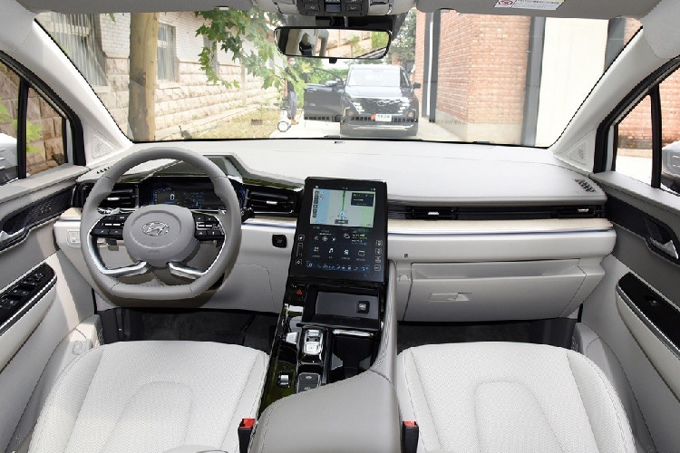 Ngoài ra, Hyundai Custo còn có bảng đồng hồ kỹ thuật số, màn hình cảm ứng trung tâm 10,4 inch nằm dọc hướng về phía người lái, sạc điện thoại không dây, ghế sưởi/thông hơi, rèm cửa sổ, cửa sổ trời toàn cảnh 2 mảnh, điều hòa tự động, cửa gió dành cho hàng ghế sau và khoang hành lý có thể tích 262 lít, đủ để chứa 6 chiếc va ly 20 lít.