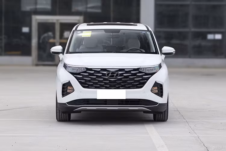 Được phát triển dựa trên cơ sở gầm bệ của người anh em Hyundai Tucson, Custo 2023 mới sở hữu kích thước dài x rộng x cao lần lượt là 4.950 x 1.850 x 1.734 mm và chiều dài cơ sở 3.055 mm. Như vậy, mẫu xe này có kích thước nằm giữa Toyota Innova thế hệ mới sắp ra mắt Việt Nam và Kia Carnival.