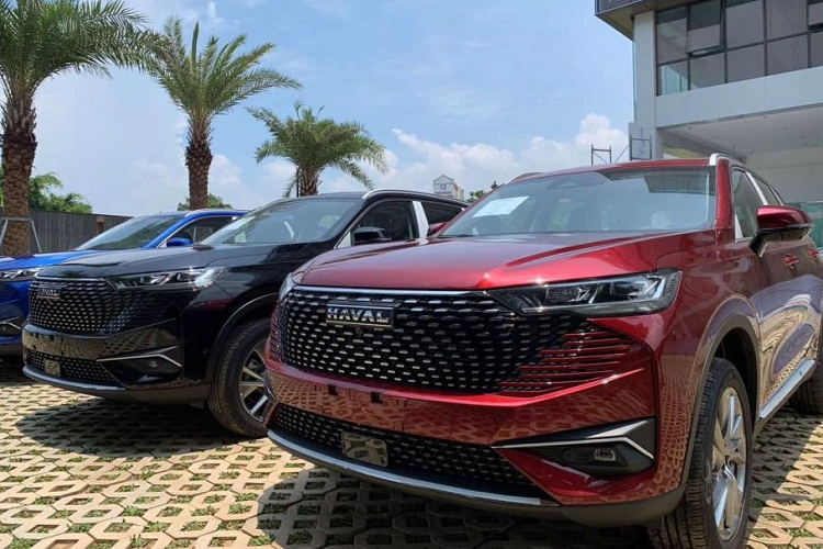 Dù cùng phân khúc nhưng Haval H6 hybrid của Trung Quốc lại sở hữu kích thước có phần nhỉnh hơn đôi chút với các đối thủ. Xe có chiều dài x rộng x cao lần lượt là 4.653 x1.886 x 1.724 (mm), chiều dài cơ sở 2.738 mm. So với các mẫu SUV-C hiện có ở nước ta, dòng xe đến từ Trung Quốc sở hữu lợi thế về mặt công nghệ.