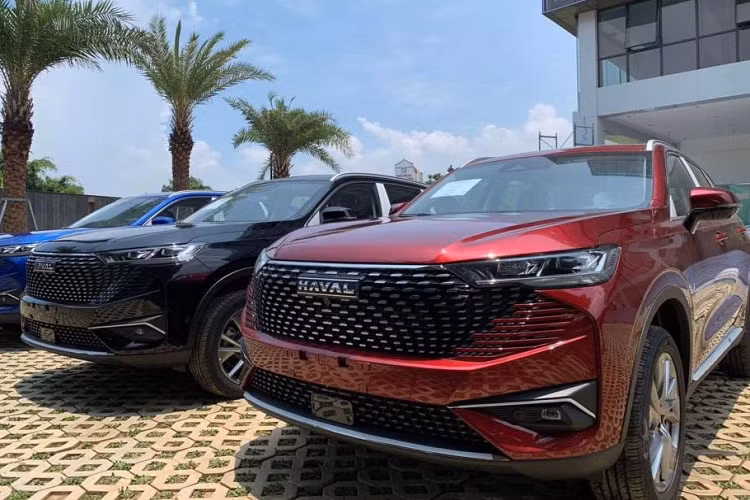 Dù cùng phân khúc nhưng Haval H6 hybrid của Trung Quốc lại sở hữu kích thước có phần nhỉnh hơn đôi chút với các đối thủ. Xe có chiều dài x rộng x cao lần lượt là 4.653 x1.886 x 1.724 (mm), chiều dài cơ sở 2.738 mm. So với các mẫu SUV-C hiện có ở nước ta, dòng xe đến từ Trung Quốc sở hữu lợi thế về mặt công nghệ.