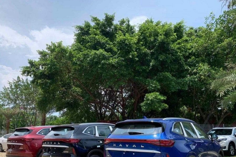 Về thiết kế, mẫu xe Trung Quốc này sở hữu lưới tản nhiệt không viền Star Matrix với những chi tiết mạ crôm đa điểm, gợi liên tưởng đến xe Peugeot. Bên cạnh đó là cụm đèn pha LED gọn gàng, tích hợp dải đèn LED định vị ban ngày và đèn sương mù nằm trên cản trước. Phía sau xuất hiện cụm đèn hậu có thiết kế xuyên suốt và nẹp mạ crôm cùng nằm vắt ngang khiến đuôi xe trông rộng hơn. 